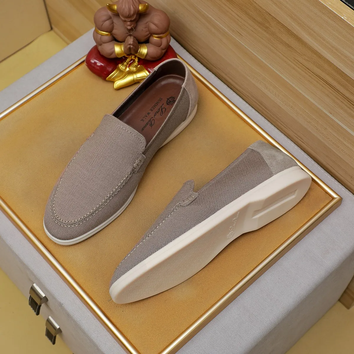 Men's Men's Shoes 💰 400 Loro PIana moccasin made of wish wool fabric. The upper is made of knitted fabric, made on a loom, and then attached to a rubber sole. The Rain System's water-repellent treatment enhances the shoe's functional design, while the suede details give the shoe a sense of elegance and sophistication. Made from Wish, fine wool from Australian and New Zealand Merino sheep 38-44